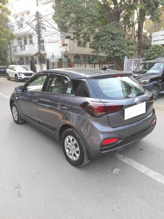 https://images10.gaadi.com/usedcar_image/4638198/original/processed_65b12681efb779caf8a6efab712d31d9.jpg?imwidth=6402