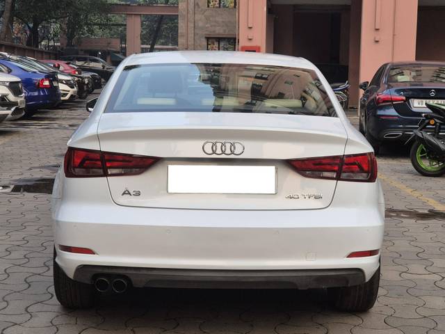 https://images10.gaadi.com/usedcar_image/4638276/original/processed_00d3cd21e9e03afe53b09019e4bd1817.jpg?imwidth=6402