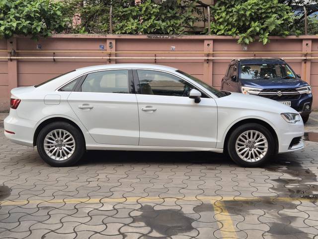 https://images10.gaadi.com/usedcar_image/4638276/original/processed_814ce4b9c664130828f6c570f2446768.jpg?imwidth=6401