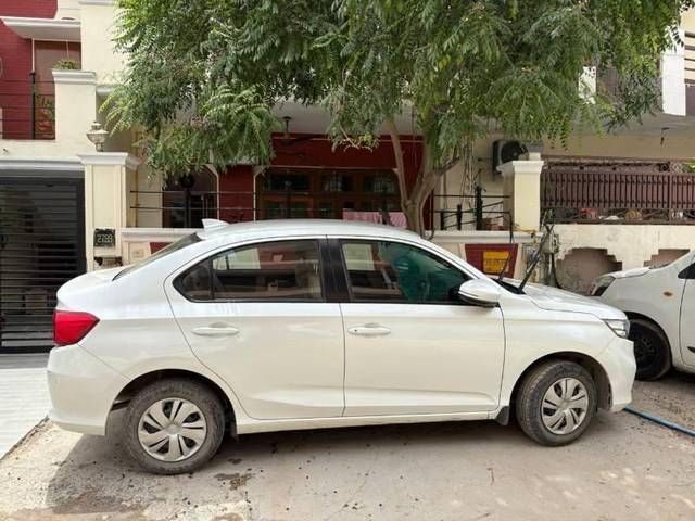 https://images10.gaadi.com/usedcar_image/4638470/original/processed_62922bad-42a0-4315-b646-927a5e497007.jpg?imwidth=6402