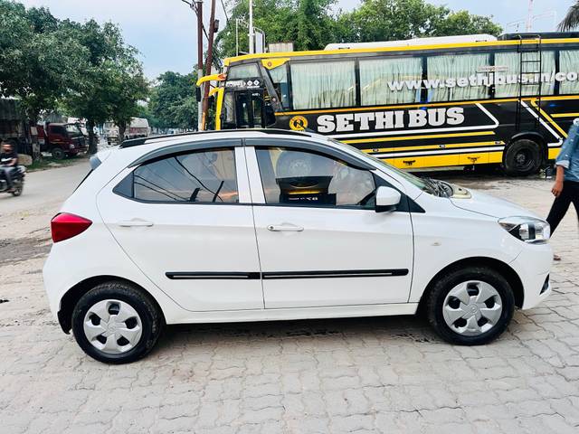 https://images10.gaadi.com/usedcar_image/4638654/original/041d68bec0843f90eaa8d9664af4b522.jpg?imwidth=6401