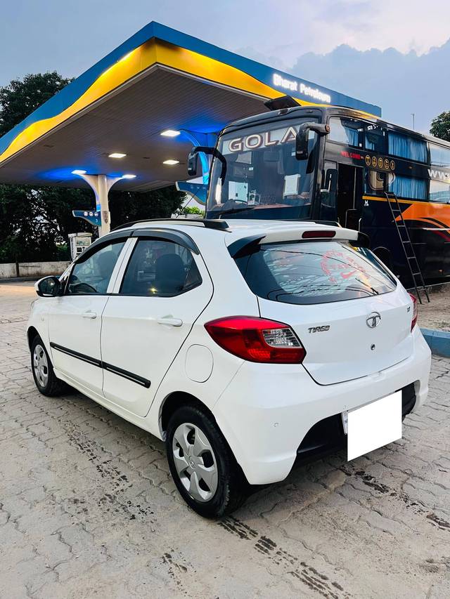 https://images10.gaadi.com/usedcar_image/4638654/original/processed_ee41a96a35712d1a455f155bc1f95ac0.jpg?imwidth=6402