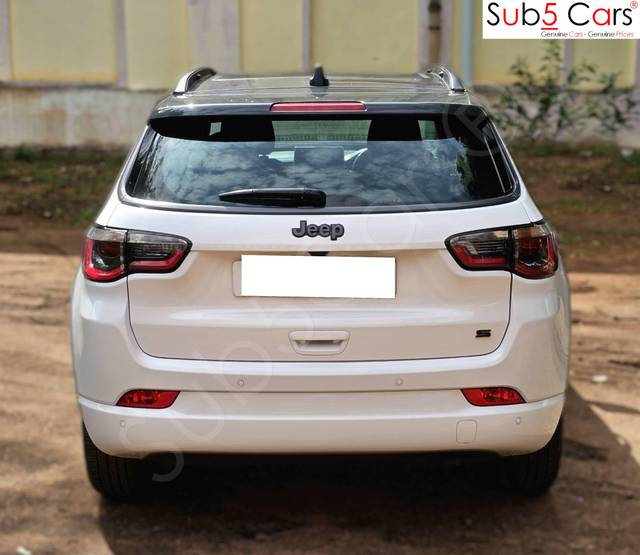 https://images10.gaadi.com/usedcar_image/4638706/original/processed_1628445d3ad2f213eceaef3ef47cd174.jpg?imwidth=6402