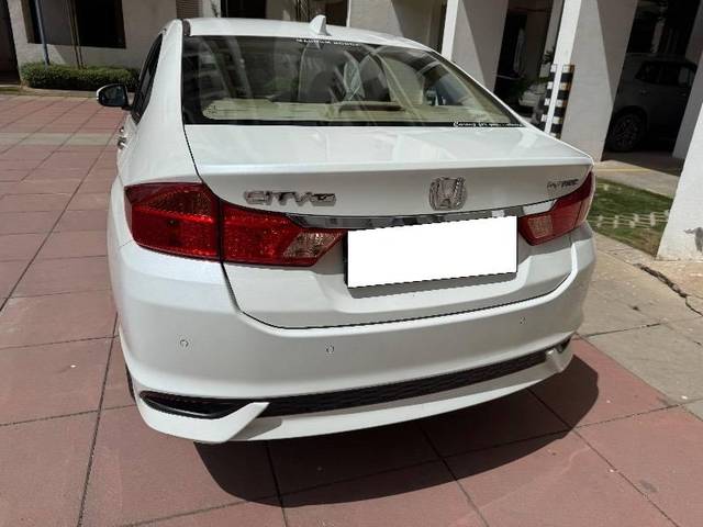 https://images10.gaadi.com/usedcar_image/4638737/original/processed_b1630dc5-3a74-49de-82ff-b97abc4424c6.jpg?imwidth=6402