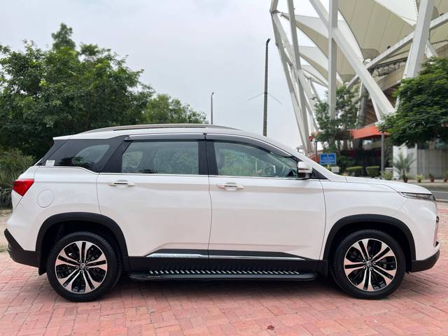 https://images10.gaadi.com/usedcar_image/4638751/original/processed_ad2919bd7ed13656d3b5afc617f7c057.jpg?imwidth=6401