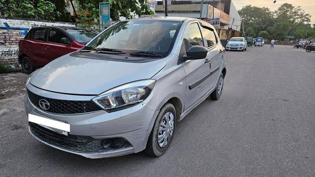https://images10.gaadi.com/usedcar_image/4638768/original/processed_1ec93f98c3bd282df81accc19faa01ea.jpg?imwidth=6402