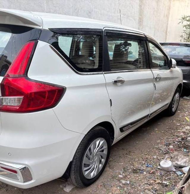 https://images10.gaadi.com/usedcar_image/4638880/original/processed_fc386870-129a-4b7c-a163-ccdab56b6aed.jpeg?imwidth=6402