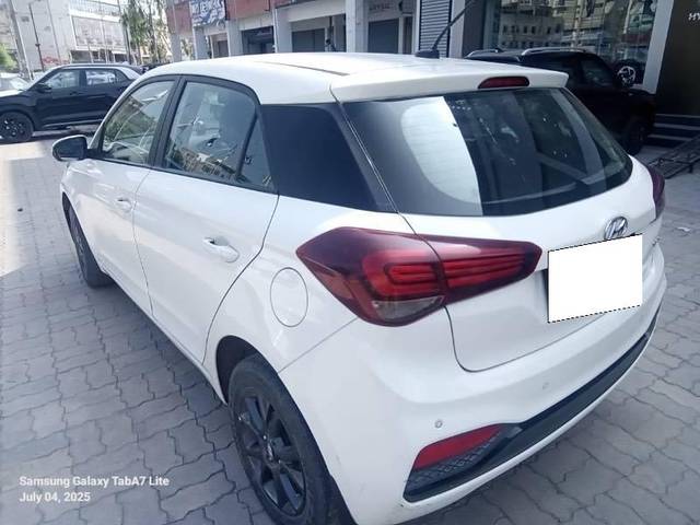 https://images10.gaadi.com/usedcar_image/4638891/original/processed_6a382044-42c9-41a6-abca-7837e5268b2a.jpeg?imwidth=6402