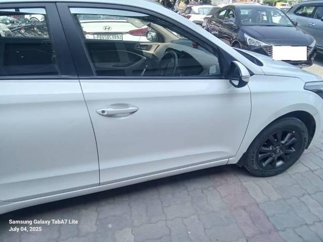 https://images10.gaadi.com/usedcar_image/4638891/original/processed_d39ad599-c1be-4fee-b728-efa3287aae99.jpeg?imwidth=6401