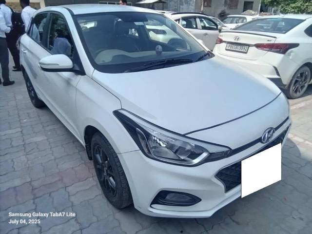 https://images10.gaadi.com/usedcar_image/4638891/original/processed_e1f48f96-4ca8-44f0-b1a9-c0965493cd77.jpeg?imwidth=6400