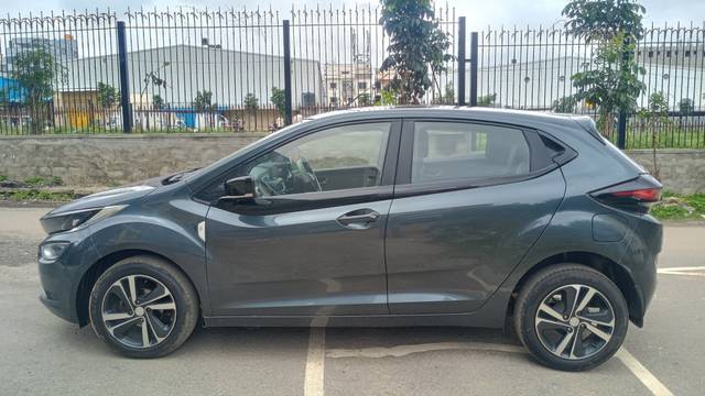 https://images10.gaadi.com/usedcar_image/4638909/original/613c1beac4f19fedff30854cfd6027b1.jpg?imwidth=6402