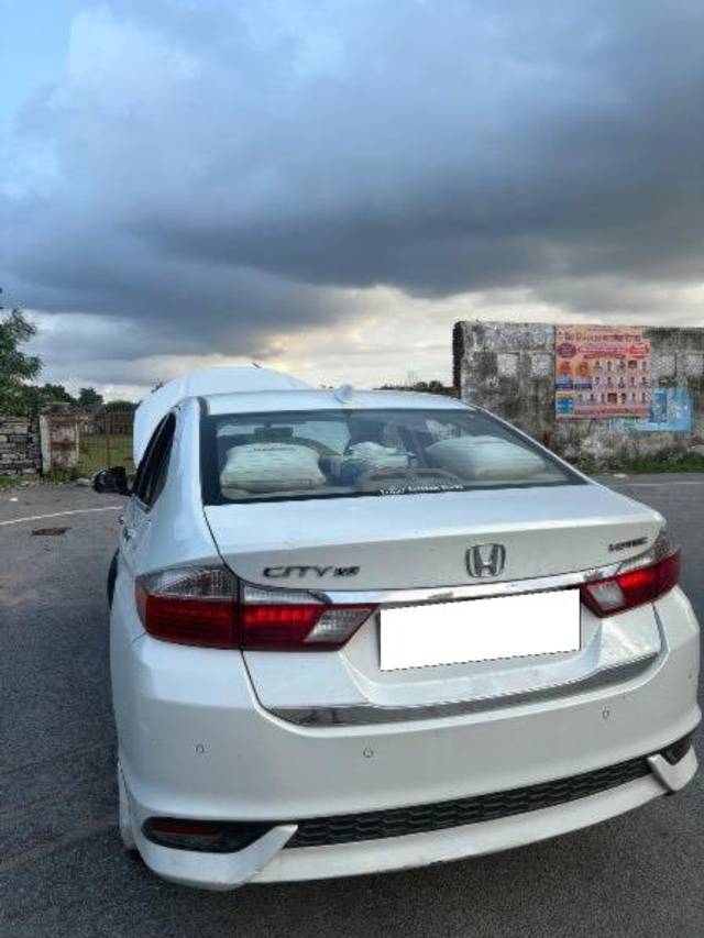 https://images10.gaadi.com/usedcar_image/4638933/original/processed_49133e9b-8d60-451f-88e1-ddd06fd44098.jpeg?imwidth=6401