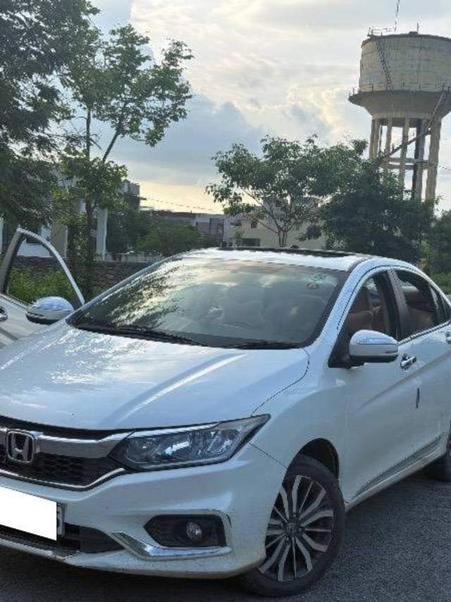 https://images10.gaadi.com/usedcar_image/4638933/original/processed_c0cb370d-85fe-43a9-875a-a5e3059d02a3.jpeg?imwidth=6402
