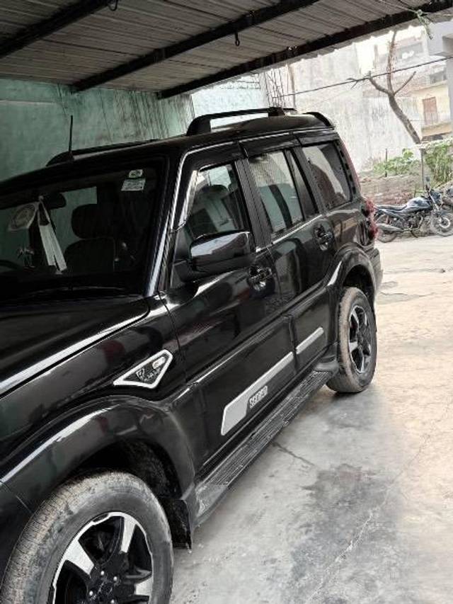 https://images10.gaadi.com/usedcar_image/4638972/original/processed_48fc888d-37a4-4518-8bee-6e5684492dbe.jpeg?imwidth=6402
