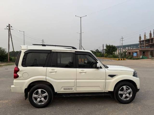 https://images10.gaadi.com/usedcar_image/4639177/original/processed_7a58dc68-d693-46c9-ad17-58fd4e12b6c5.jpeg?imwidth=6401