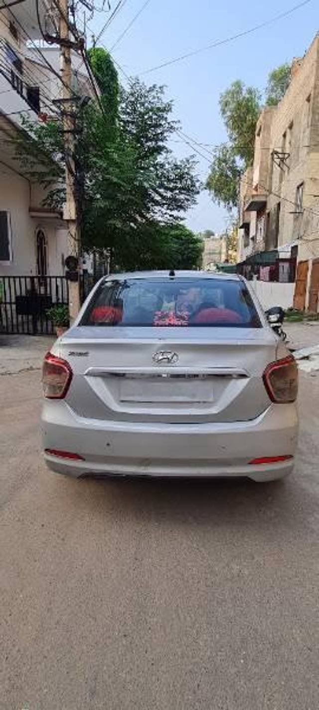 https://images10.gaadi.com/usedcar_image/4639275/original/processed_3acf84bc-681b-42b2-8024-122ae8fdb6ac.jpg?imwidth=6401