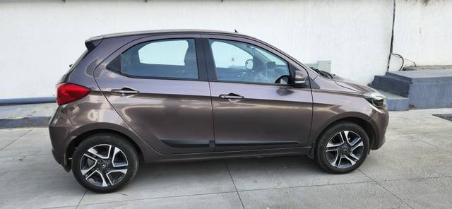 https://images10.gaadi.com/usedcar_image/4639391/original/3711b62c-17e5-4562-a260-66e10084d45d.jpg?imwidth=6402