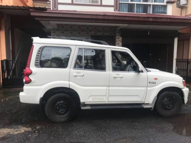 https://images10.gaadi.com/usedcar_image/4639585/original/processed_5aa4633e-c09d-432e-8f20-c0c39591ca8d.jpeg?imwidth=6400