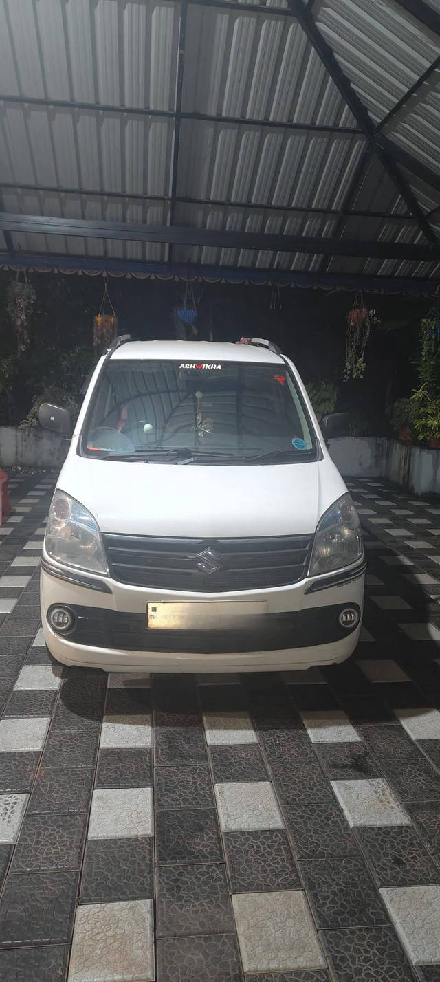 https://images10.gaadi.com/usedcar_image/4639632/original/processed_70779e7f-228e-42e1-ab26-cffbd6344a5e.jpeg?imwidth=6402