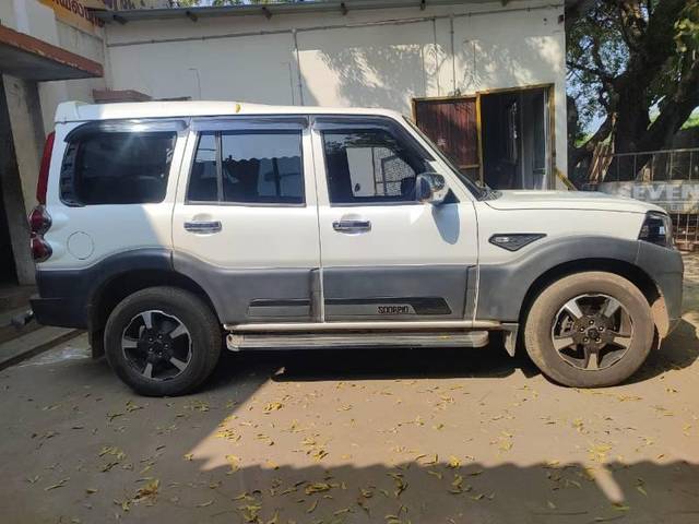 https://images10.gaadi.com/usedcar_image/4639691/original/processed_29561689-f8ff-4ad9-8c76-b5cf03f9fca7.jpg?imwidth=6401