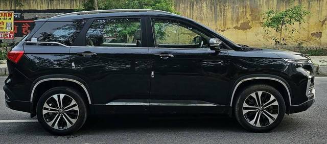 https://images10.gaadi.com/usedcar_image/4639734/original/processed_dee025aaf8cab71451df9fde6e842fdb.jpg?imwidth=6401