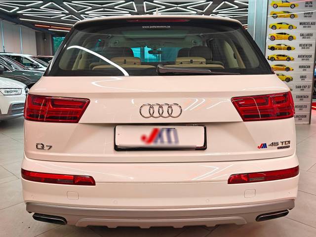 https://images10.gaadi.com/usedcar_image/4639822/original/processed_d5934b8953e50d8653b9cb2c18fb7f8e.jpg?imwidth=6402