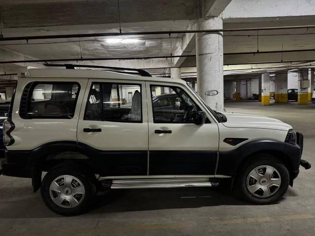 https://images10.gaadi.com/usedcar_image/4639861/original/processed_744db203-1de2-4f29-9713-f8791b363458.jpeg?imwidth=6402