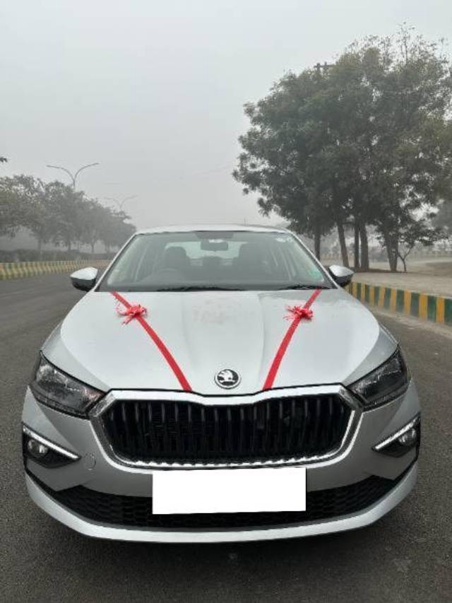 https://images10.gaadi.com/usedcar_image/4639906/original/processed_5bbdbb1c-41d1-40da-a79b-8341e7addf74.jpeg?imwidth=6402