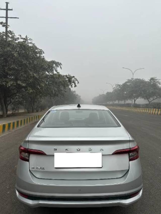 https://images10.gaadi.com/usedcar_image/4639906/original/processed_90f06152-6781-411e-b705-66077c0966b9.jpeg?imwidth=6401