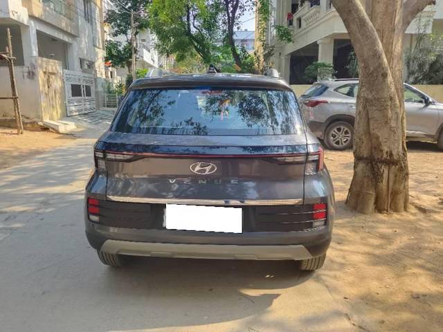 https://images10.gaadi.com/usedcar_image/4639918/original/processed_b5b4df3f-32bb-4e1a-9e25-260e7ceedaf8.jpg?imwidth=6401