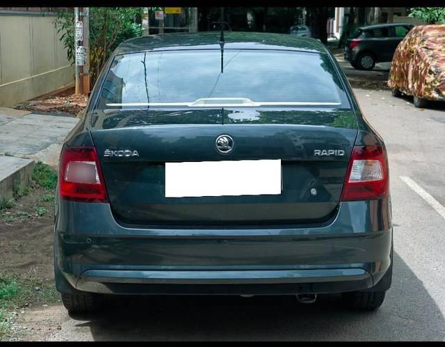 https://images10.gaadi.com/usedcar_image/4639923/original/processed_09623952-6346-4c3b-aca1-fd23ded10edb.jpg?imwidth=6402