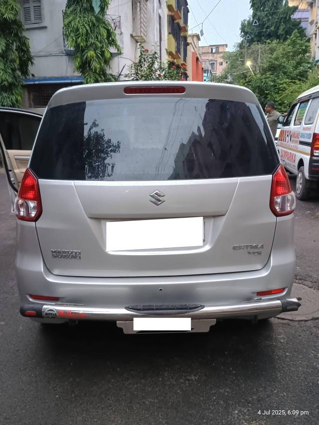 https://images10.gaadi.com/usedcar_image/4639936/original/processed_b6e1b3839124cfb7762a96daaf10f5b7.jpg?imwidth=6402