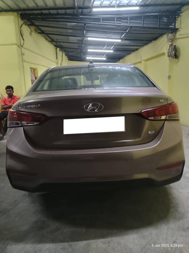 https://images10.gaadi.com/usedcar_image/4639971/original/processed_e5f012ef0a76311c78176f910531b941.jpg?imwidth=6402
