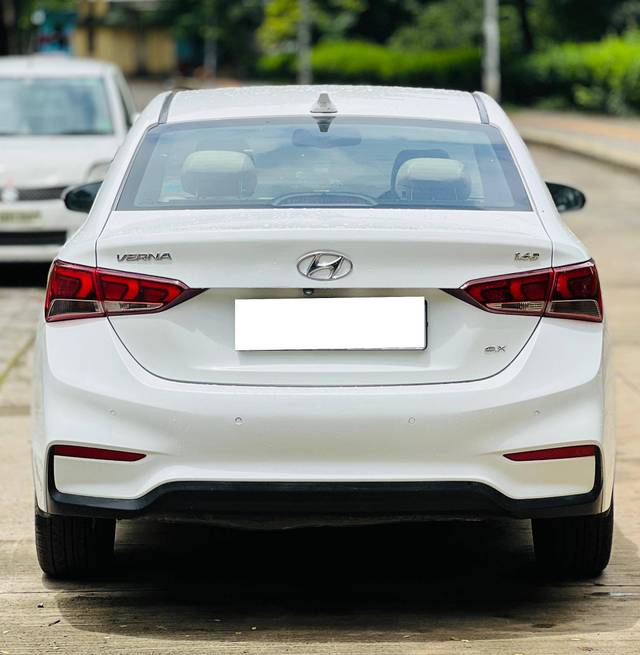 https://images10.gaadi.com/usedcar_image/4640028/original/processed_20c436d2-5236-456f-bd84-32d48214a348.jpg?imwidth=6402