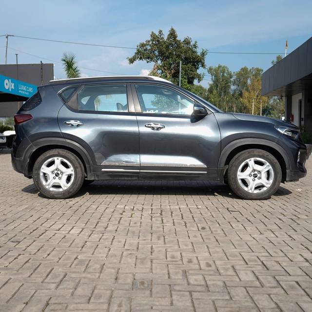 https://images10.gaadi.com/usedcar_image/4640162/original/processed_9674ab2d8b52686a75a1b3fd741ea2e9.jpg?imwidth=6401