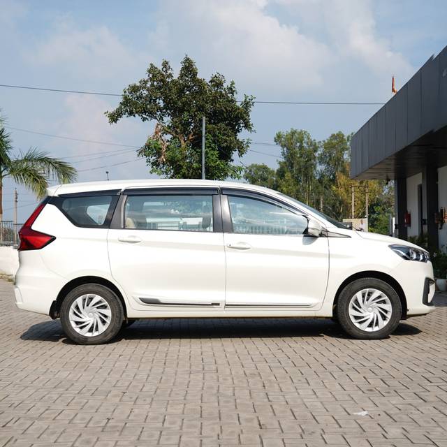 https://images10.gaadi.com/usedcar_image/4640170/original/1f9eb96bc3c8f8b2fbc96c24823ddb18.jpg?imwidth=6401