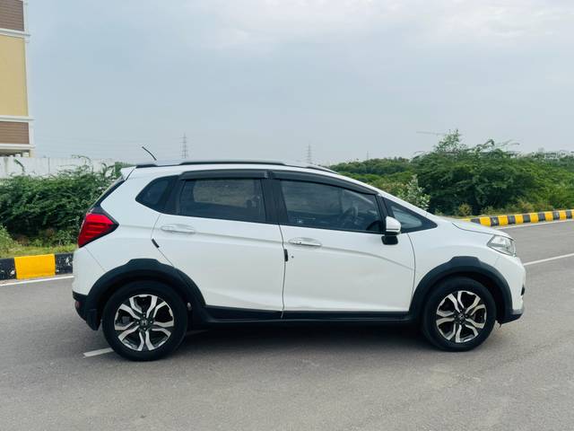 https://images10.gaadi.com/usedcar_image/4640325/original/e22cf269a8c172ee81923a755bfe4e79.jpg?imwidth=6400
