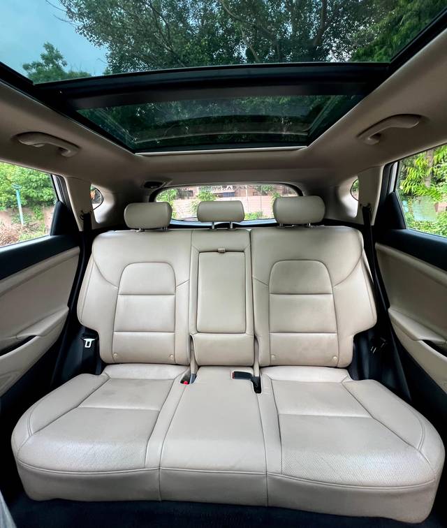 https://images10.gaadi.com/usedcar_image/4640326/original/1091b510-89c2-4976-a671-22854459788b.jpg?imwidth=6402