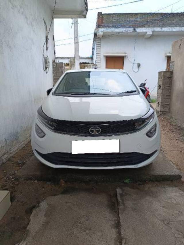 https://images10.gaadi.com/usedcar_image/4640352/original/processed_07f5e283-1bcc-4079-821a-d20cd8a9556a.jpg?imwidth=6400