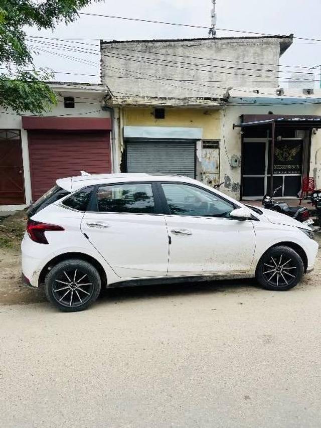 https://images10.gaadi.com/usedcar_image/4640585/original/processed_da82712b-1294-4eba-b8c7-839629b68fa5.jpeg?imwidth=6401