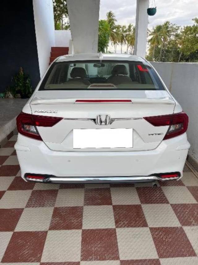 https://images10.gaadi.com/usedcar_image/4640728/original/processed_60abf231-c3e9-4512-a819-c16172270a85.jpg?imwidth=6401