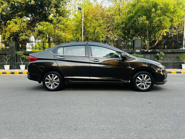 https://images10.gaadi.com/usedcar_image/4640757/original/27c42e3a7aaaca9b21a6f20ad89db4a2.jpg?imwidth=6401