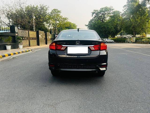 https://images10.gaadi.com/usedcar_image/4640757/original/processed_61527a0e7918f4e16576a359c2094674.jpg?imwidth=6402