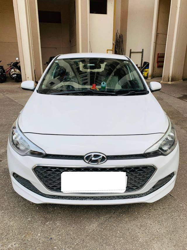 https://images10.gaadi.com/usedcar_image/4640762/original/processed_377162d3-f284-4572-9f9a-891513c54928.jpg?imwidth=6400