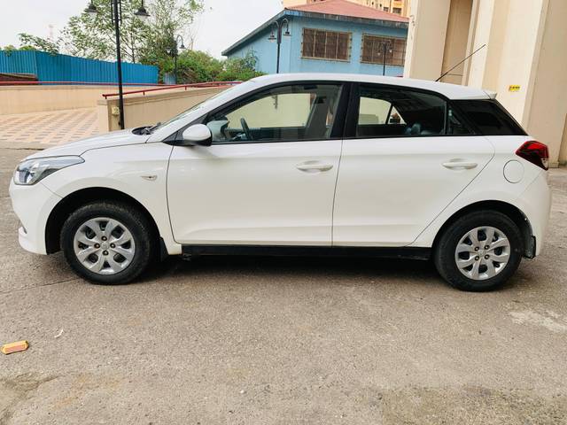 https://images10.gaadi.com/usedcar_image/4640762/original/processed_3c805936-c73c-437c-872e-caba7cc9c6eb.jpg?imwidth=6402
