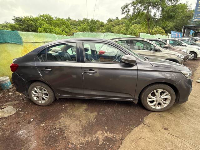 https://images10.gaadi.com/usedcar_image/4640772/original/processed_e3ba9bfb-25a9-405d-82e1-d5c322c51853.jpg?imwidth=6401