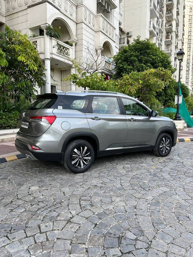 https://images10.gaadi.com/usedcar_image/4640783/original/54ef756c215e260a4ac59c175810e565.jpg?imwidth=6402