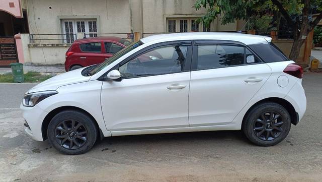 https://images10.gaadi.com/usedcar_image/4640894/original/processed_6912c7aa8ca2a18e09a71a437d61bca6.jpg?imwidth=6402