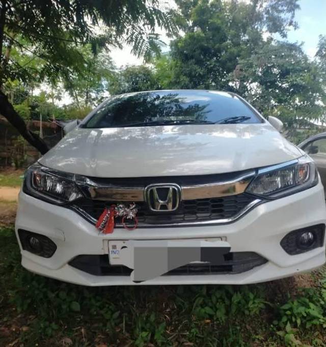 https://images10.gaadi.com/usedcar_image/4640975/original/processed_6a0ec2d7-30d3-4db2-82fb-7d95b8ee16b4.jpg?imwidth=6400