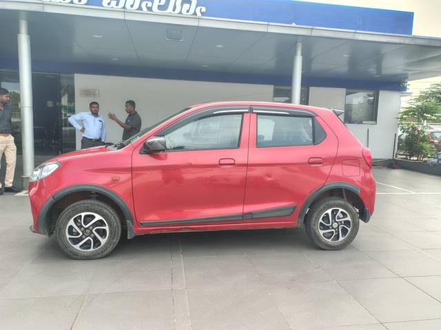 https://images10.gaadi.com/usedcar_image/4641015/original/6b94aba24381ac9a26a7c37ef8640bd8.jpg?imwidth=6402
